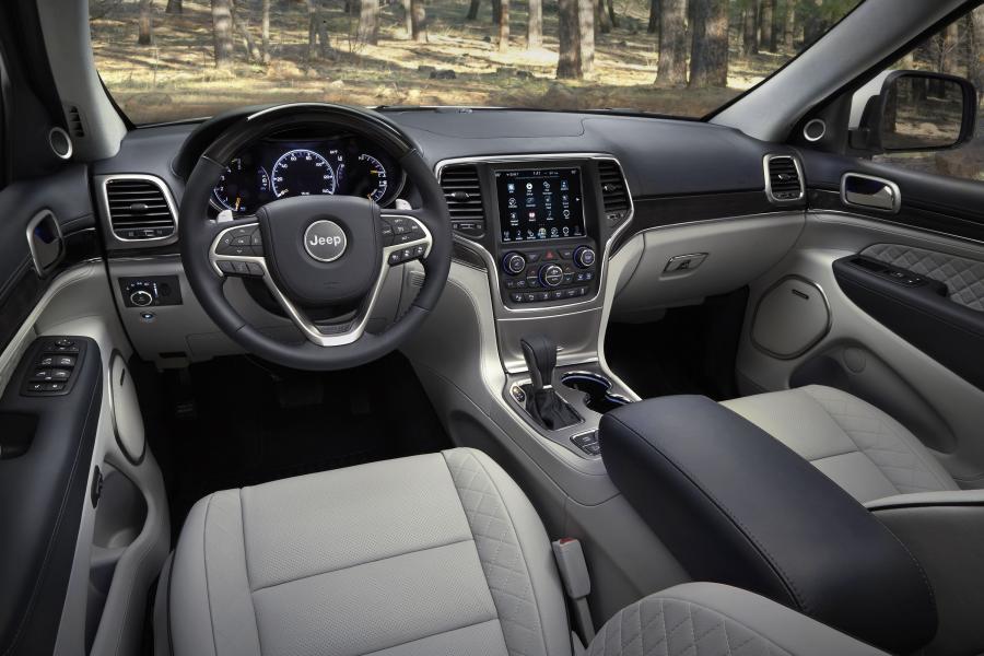 Торпедо Jeep Grand Cherokee Summit (WK2) 2016 года  (фото 17 из 18)